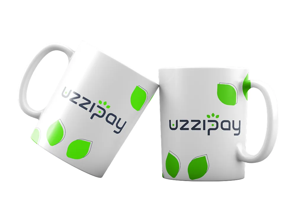 Duas canecas brancas com a marca uzzipay e folhas verdes.