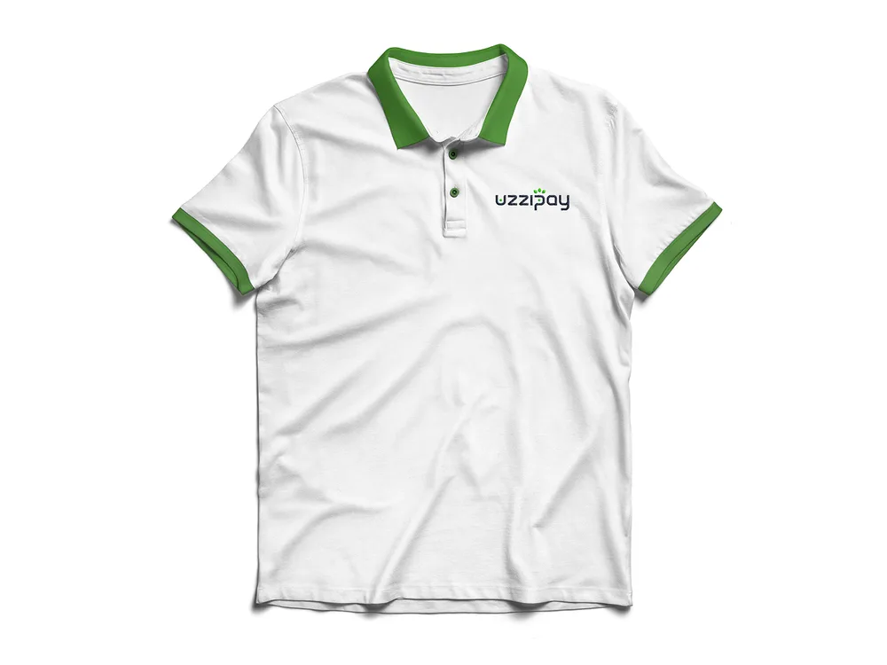 Camisa polo branca com gola verde e a marca uzzipay bordada no peito.